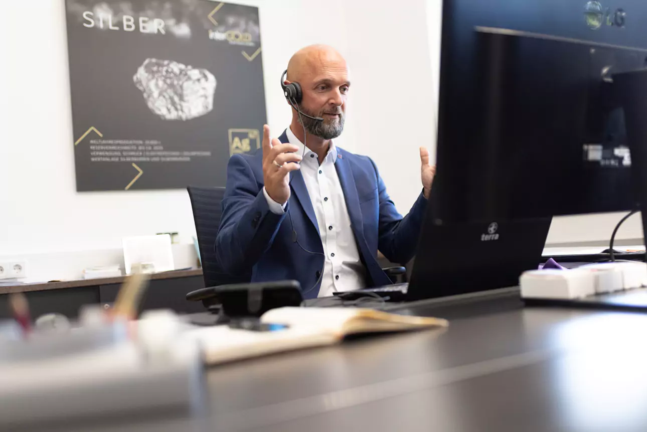 Nikolaus Koch während eines Telefonats