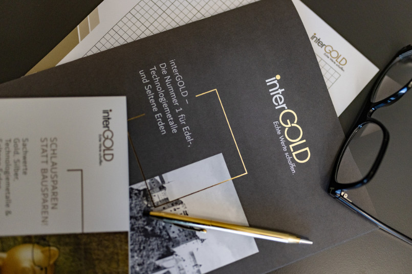 Vogelsperspektive von Drucksorten der Firma Intergold